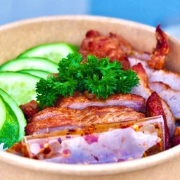 ข้าวหมูทอดกระเทียม ( หมูเน้นๆ ทอดใหม่ทุกชิ้น)