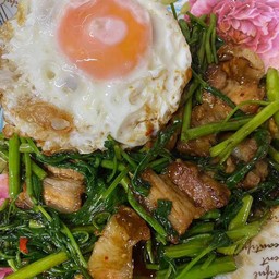 ข้าวผัดผักบุ้งหมูกรอบ+ไข่ดาว