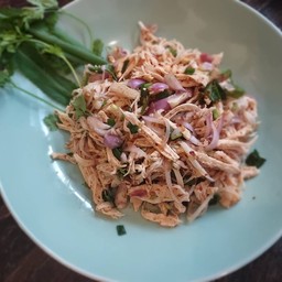 ลาบอกไก่ฉีก คลุกเห็ดเข็มทอง