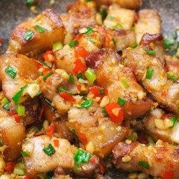 ข้าว หมูสามชั้นคั่วพริกเกลือ (หมูสามชั้น + เห็ดชิเมจิ)