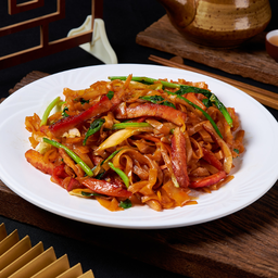 เส้นเล็กผัดแห้งหมูแดง ⼲炒叉燒河粉