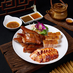 ย่างสามกษัตริย์ ห่าน หมูกรอบ หมูแดง 烧味三拼 (烤鹅,烤五花肉,叉烧)