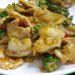 ข้าว ราดผัดเเผ็ดหมูสามชั้นสไลซ์