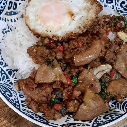 ข้าวกะเพราหมูสับใส้อ่อน