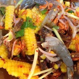 ยำข้าวโพดมะม่วงปลากรอบ กุ้งสด