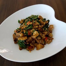 ข้าวเสือร้องไห้ ผัดใบยี่หร่า