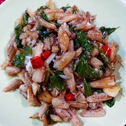 กระเพราเนื้อก้ามอ่อนปู100กรัมราดข้าว