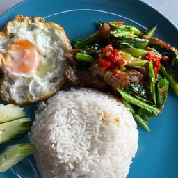 ข้าวคะน้าหมูกรอบ