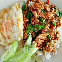 กะเพราหมูชิ้นราดข้าว
