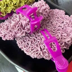 เส้นบะหมี่แห้งม่วง