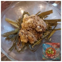 สะโพกไก่นึ่งสมุนไพร พร้อมน้ำจิ้มแจ่ว