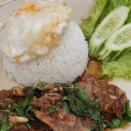 ข้าวกระเพราเนื้อน่องลายไข่ดาว