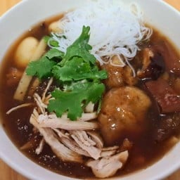 กระเพาะปลาน้ำแดงเยาวราช ก๋วยจั๊บญวน By นายสกล