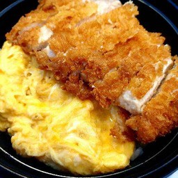 ข้าวหน้าไข่ข้นไก่กรอบ (Creamy Omelet w/Crispy Chicken on Rice)