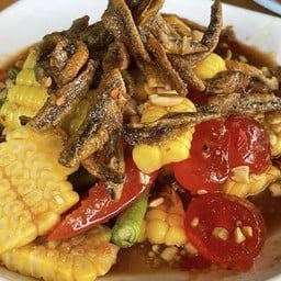 ยำข้าวโพดปลากรอบไข่แดงเค็ม