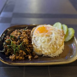 ผัดกระเพราพริกแห้งไข่ดาว