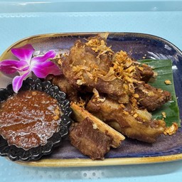 ซี่โครงหมูทอดกระเทียม