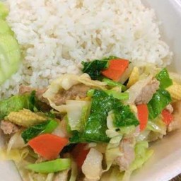 ผัดผักรวมหมูราดข้าว