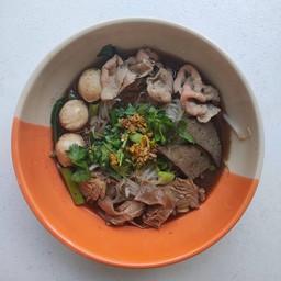 ก๋วยเตี๋ยวหมูตุ๋น ยุ้ยยุ้ย ประชาอุทิศ 79