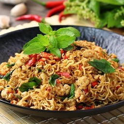 มาม่าผัดขี้เมา - หมูสับ