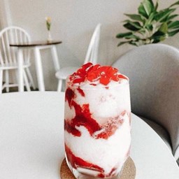 Milk frappe +strawberry sauce