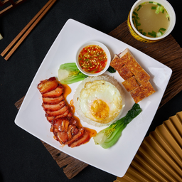 ชุดข้าวหน้าหมูกรอบ+หมูแดงพร้อมซุป 港式双拼饭配例汤（花肉+叉烧）