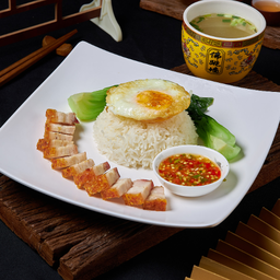 ชุดข้าวหน้าหมูกรอบพร้อมซุป 花肉脆皮饭配例汤
