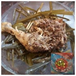 น่องใหญ่นึ่งสมุนไพร พร้อมน้ำจิ้มแจ่ว