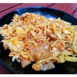 ข้าวหน่อไม้ผัดไข่วุ้นเส้นหมูกรอบ