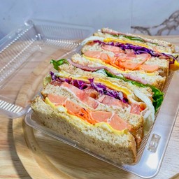 แซนวิช 4 ไส้ ( ไข่+ไส้กรอก+แฮม+ชีส )