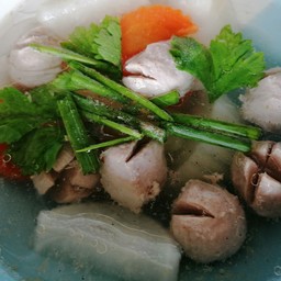 แกงจืดลูกชิ้นนื้อผักกาดขาว