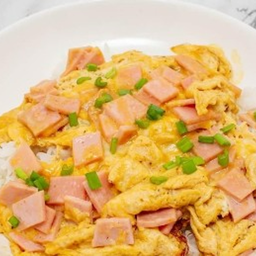 ข้าวไข่ข้นแฮมอบชีส