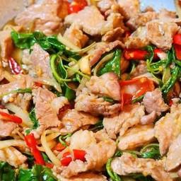 ข้าวหมูชิ้น ผัดใบยี่หร่า