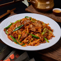 เส้นเล็กผัดแห้งเนื้อ ⼲炒⽜河粉