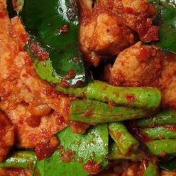 ผัดพริกแกงหมูชิ้นราดข้าว