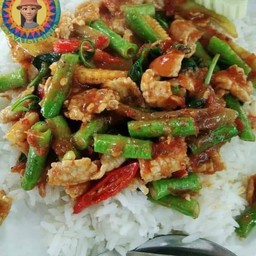 พริกแกงหมูสามชั้นใส่ถั่ว