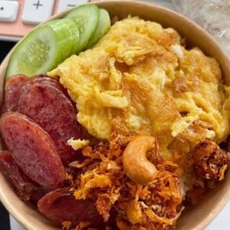 ข้าวน้ำพริกกากหมู พร้อมไข่เจียวและกุนเชียง หรือไส้กรอกทอด