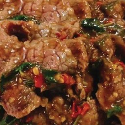 ผัดกระเพราเนื้อราดข้าว