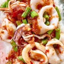 ผัดพริกแกงปลาหมึกราดข้าว