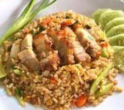 ข้าวผัดหมูกรอบ
