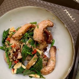 คอหมูอย่างคั่วโหระพา