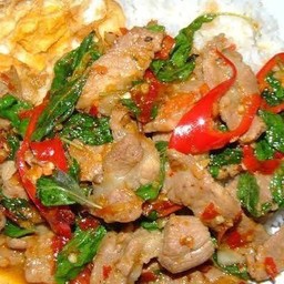 กะเพราโบราณพริกแห้งหมูชิ้นราดข้าว