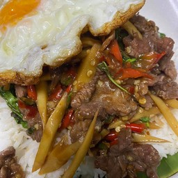 ข้าวราดกระเพราเนื้อหน่อไม้