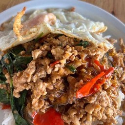 กระเพราหมูสับราดข้่าว