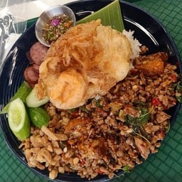 ข้าวกะเพราหมูรวมไข่ดาว