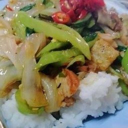 ข้าวผัดพริกอ่อนหมูกรอบ