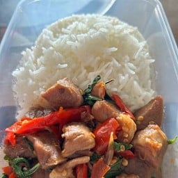 กระเพราหมูตุ๋นราดข้าว
