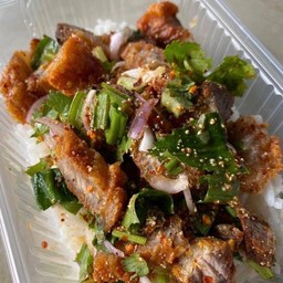 ลาบหมูกรอบราดข้าว