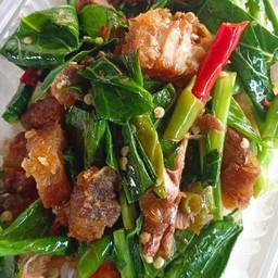 คะน้าหมูกรอบ(ใส่พริก)ราดข้าว