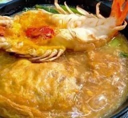 หมี่กรอบห่อไข่ราดหน้ากุ้งแม่น้ำ